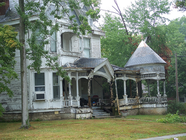 Read more about the article WHAT TO CONSIDER WHEN BUYING A FIXER-UPPER